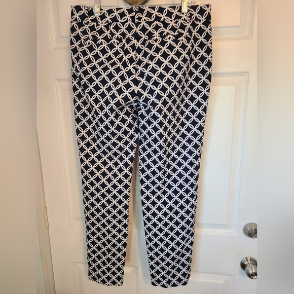 Crown & Ivy Woman's Pants, Size: 10 Color: Black w/ pattern - Picture 10 of 12